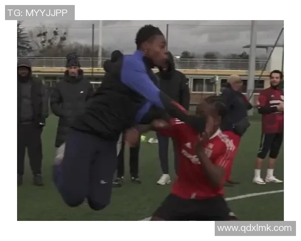 外国足球明星街头踢球展现技艺与热情引发球迷热烈围观